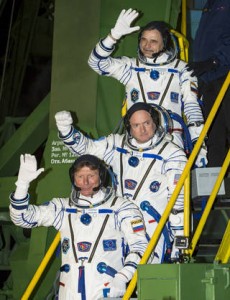 Bajkonur, Venerdì 27 Marzo 2015; l'equipaggio dell'Expedition 43 poco prima di salire sulla loro Sojuz TMA-16M. In alto il cosmonauta russo Mikhail Kornienko (Roscosmos), al centro l'astronauta Scott Kelly (NASA), ed in basso il cosmonauta russo Gennady Padalka (Roscosmos). Photo Credit (NASA/Bill Ingalls).