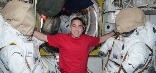 Chris Cassidy nell'airlock Quest della ISS nel corso della Expedition 35. Credit: NASA