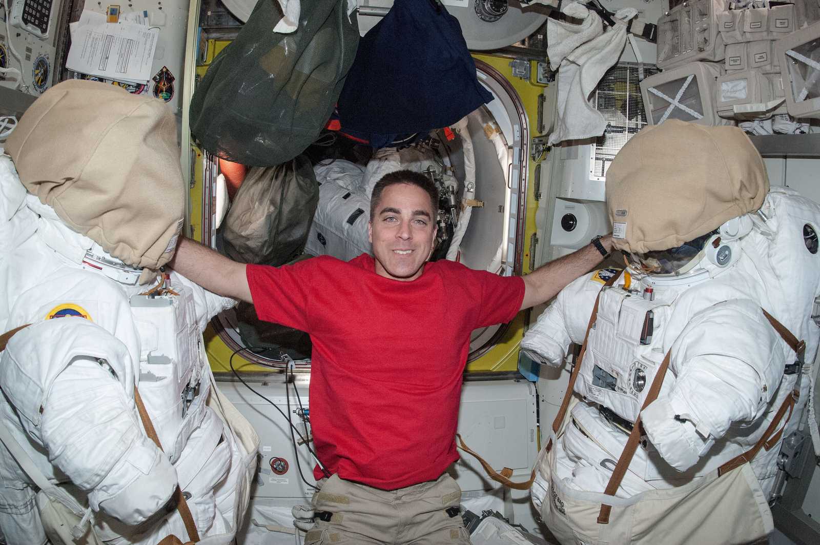 Chris Cassidy nell'airlock Quest della ISS nel corso della Expedition 35. Credit: NASA