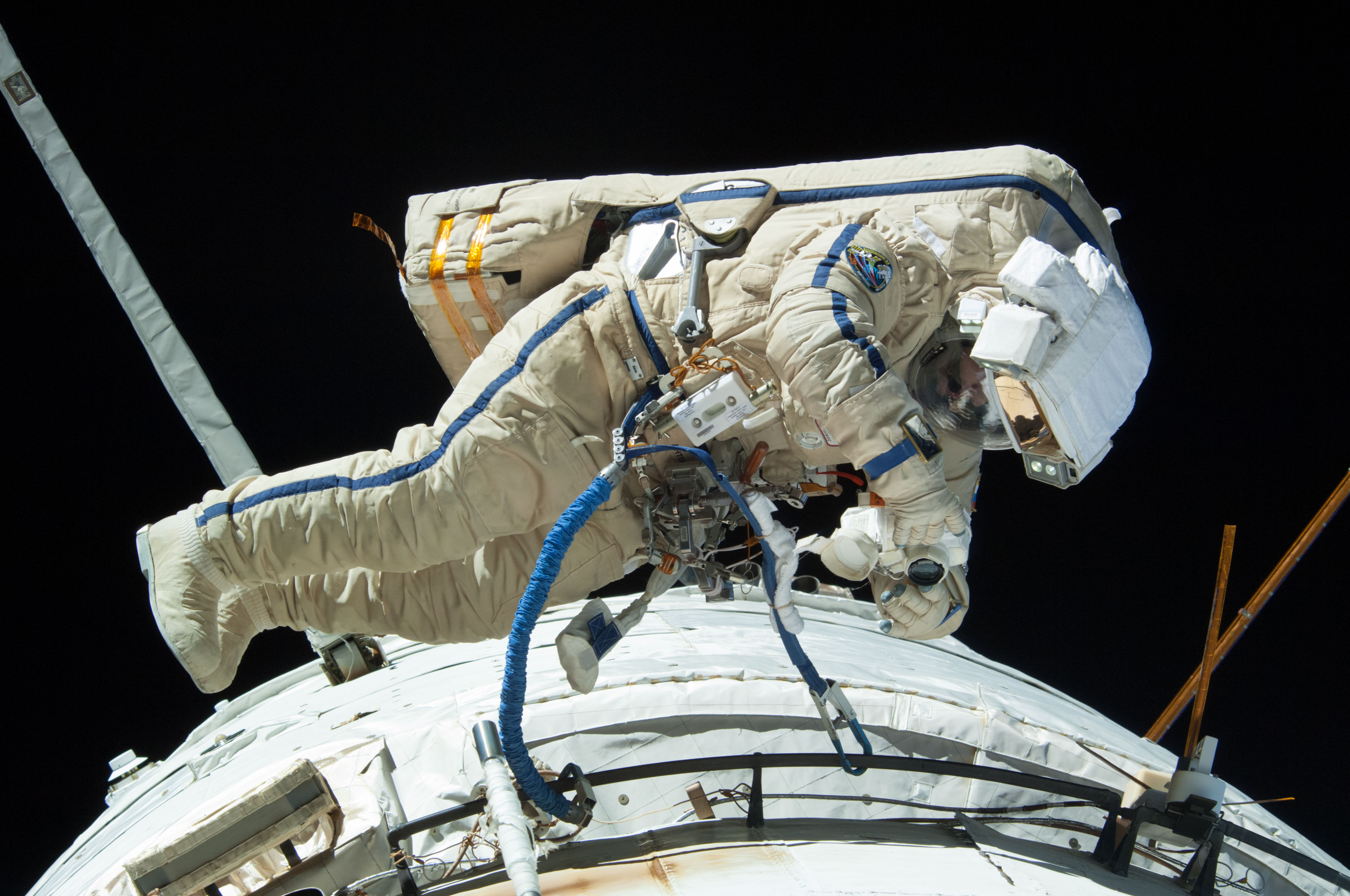 Il cosmonauta Alexander Misurkin nella EVA del 22 agosto 2013 della Expedition 36. Credit: NASA