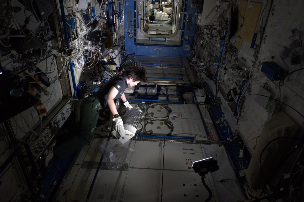 Samantha Cristoforetti preleva i campioni dell’esperimento Differenziazione delle Cellule Staminali dal congelatore MELFI. Credit: ESA/NASA