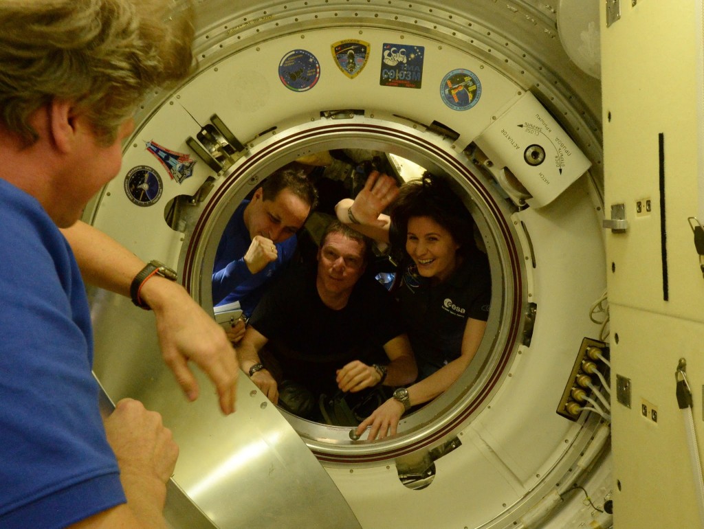 Samantha Cristoforetti e l'equipaggio della Soyuz TMA-15M salutano gli astronauti sulla ISS prima della partenza. Credit: ESA/NASA