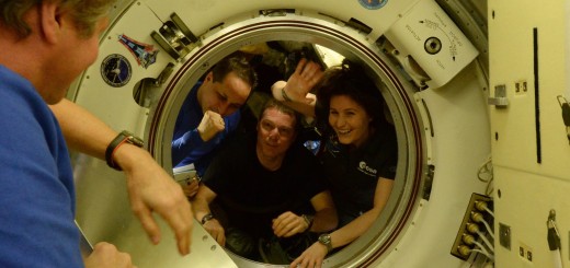 Samantha Cristoforetti e l'equipaggio della Soyuz TMA-15M salutano gli astronauti sulla ISS prima della partenza. Credit: ESA/NASA