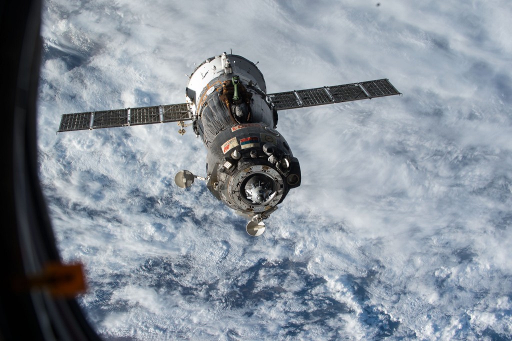 La Soyuz TMA-15M con a bordo Samantha Cristoforetti si allontana dalla Stazione Spaziale.