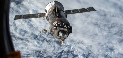 La Soyuz TMA-15M con a bordo Samantha Cristoforetti si allontana dalla Stazione Spaziale.
