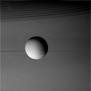 Dione visto da Cassini sullo sfondo di Saturno. Immagine ripresa il 17 agosto 2015 - Credits: NASA/JPL-Caltech/Space Science Institute