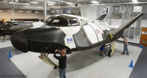 Tecnici di Sierra Nevada Corporation al lavoro sull'ETA del Dream Chaser. Credits: Sierra Nevada Corporation