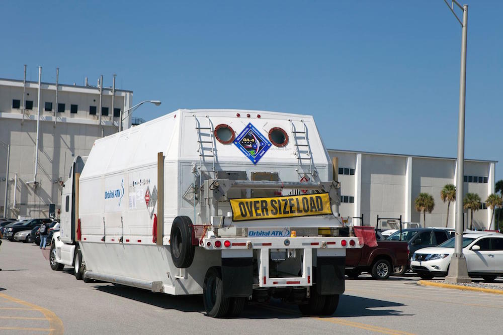 Il modulo di servizio di Cygnus per la missione di rifornimento OA-4 arriva al Kennedy Space Center. Credit: Orbital ATK