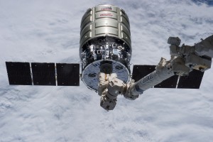 Cygnus aggrappato al Canadarm2 - 31.07.2015 © NASA / Jerry Wright