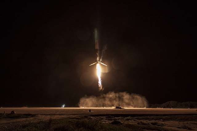 Atterraggio in verticale del primo stadio di Falcon 9. Credit: SpaceX