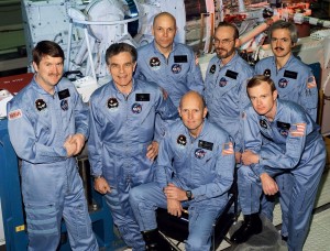 L'equipaggio della missione STS-51-F: (inginocchiati da sinistra a destra) Gordon Fullerton, comandante, e Roy D. Bridges, pilota; (in piedi, da sinistra a destra) specialisti di missione Anthony W. England, Karl G. Henize e F. Story Musgrave; specialisti del carico Loren W. Acton e John-David F. Bartoe. Credits: NASA