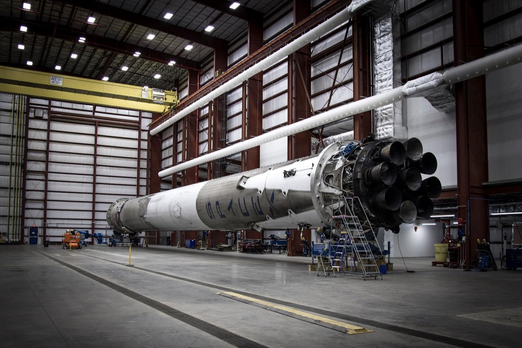 Lo stadio atterrato ispezionato nell'hangar di SpaceX presso LC 39A