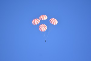 Prova di dispiegamento dei quattro paracadute principali di Dragon V2 sopra il deserto dell'Arizona.