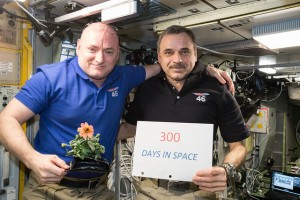 L'astronauta NASA Scott Kelly e il cosmonauta russo Mikhail Kornienko posano sulla International Space Station in gennaio dopo 300 giorni nello spazio. Credit: NASA