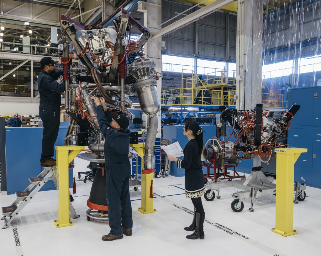 Tecnici al lavoro sul propulsore BE-3 del New Shepard 3. Credit: Blue Origin