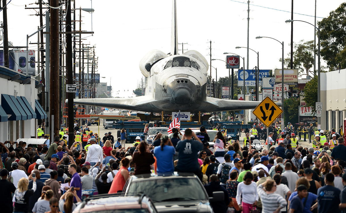 L'orbiter Endeavour attraversa Los Angeles nel 2012. Credit: Wally Skalij/Los Angeles Times