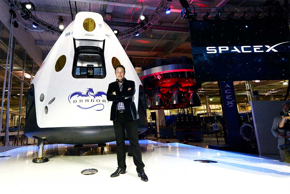 Elon Musk davanti alla capsula Dragon V2. Credit: SpaceX