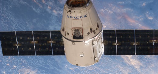 Una capsula Dragon nei pressi della ISS fotografata dall’equipaggio della Expedition 39 il 20 aprile 2014. Credit: NASA