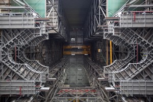 Installazione delle piattaforme per SLS nella High Bay 3 del VAB. Credit: NASA/Dimitri Gerondidakis