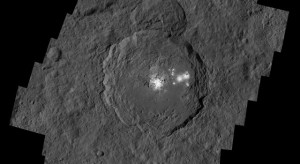 Il cratere Occator su Cerere visto da Dawn dalla LAMO. Credit: NASA/JPL-Caltech/UCLA/MPS/DLR/IDA/PSI