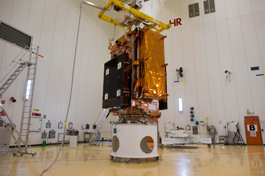 Sentinel 1B durante la preparazione del satellite a Kourou. Credit: ESA–Manuel Pedoussaut