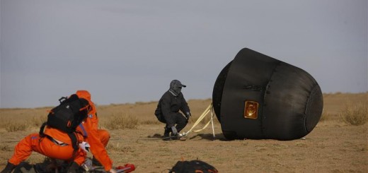 I tecnici cinesi recuperano la capsula Shijian 10 Credit: Xinhua/Chen Junqing