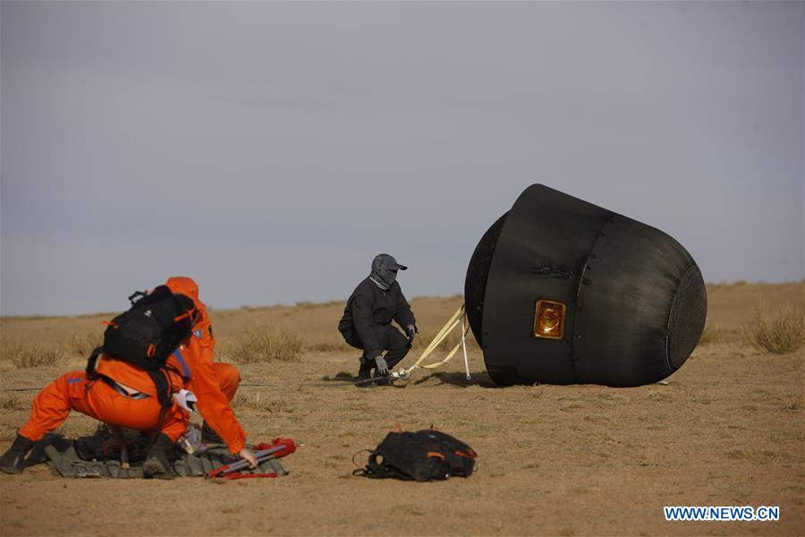 I tecnici cinesi recuperano la capsula Shijian 10 Credit: Xinhua/Chen Junqing