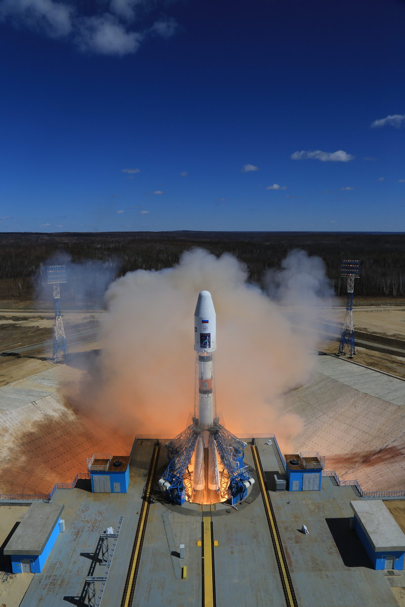 Il vettore Sojuz 2.1a con i motori già accesi ma ancora trattenuto a terra. Credits: Roscosmos