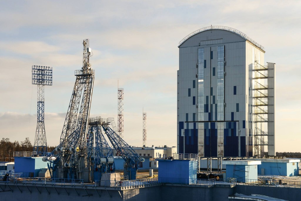 La piattaforma di lancio e la torre di servizio mobile. Credit: Roscosmos