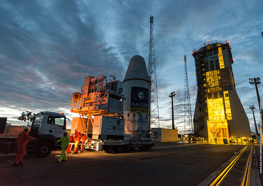 Il modulo Fregat e i satelliti sono trasportati alla torre di servizio mobile per l'integrazione sul vettore Sojuz. Credit: ESA-CNES-Arianespace