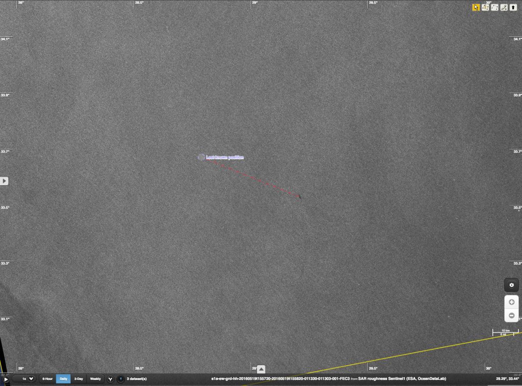 Al centro, indicata dalla linea tratteggiata rossa, la possibile macchia di carburante. Credit: ESA & Sentinel-1 Mission Performance Centre