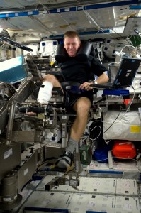 Tim Peake con il dispositivo MARES. (C) ESA.