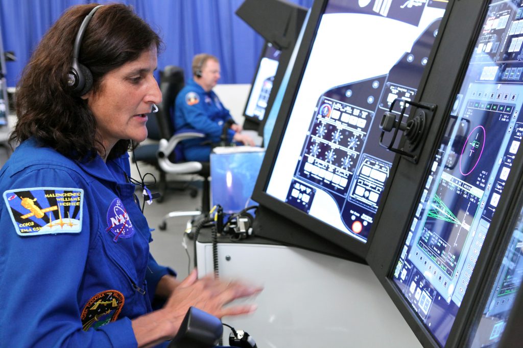 L'astronauta NASA Suni Williams si addestra al docking sul simulatore del CST-100 Starliner. Credit: NASA - Dimitri Gerondidakis