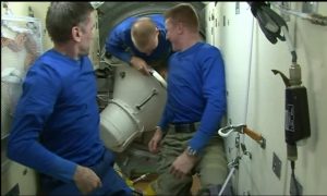 Kopra, Malenchenko e Peake lasciano la ISS - (C) NASA Tv