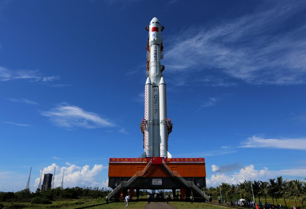 Il Lunga Marcia 7 durante il rollout. Credit: Xinhua