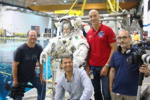 Samantha Cristoforetti e Luca Parmitano insieme al regista Gianluca Cerasola e a parte della troupe al Johsnon Space Center di Houston, Texas.