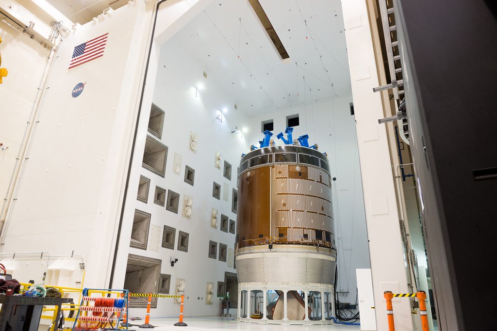 Una versione per test del modulo di servizio di Orion è stata sottoposta a test acustici lo scorso Aprile nella Reverberant Acoustic Test Facility presso la Plum Brook Station di Sandusky, Ohio, del del Glenn Research Center della NASA. Photo credit: NASA Rami Daud (Alcyon Technical Services JV, LLC)