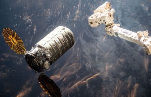 La navetta automatica Cygnus in attesa di essere agganciata dal braccio robotico della ISS