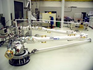 Il braccio robotico europeo durante i test. L'immagine (basta un'occhiata ai computer) tradisce quanto tempo sia passato dalla realizzazione di ERA. Credit: ESA.