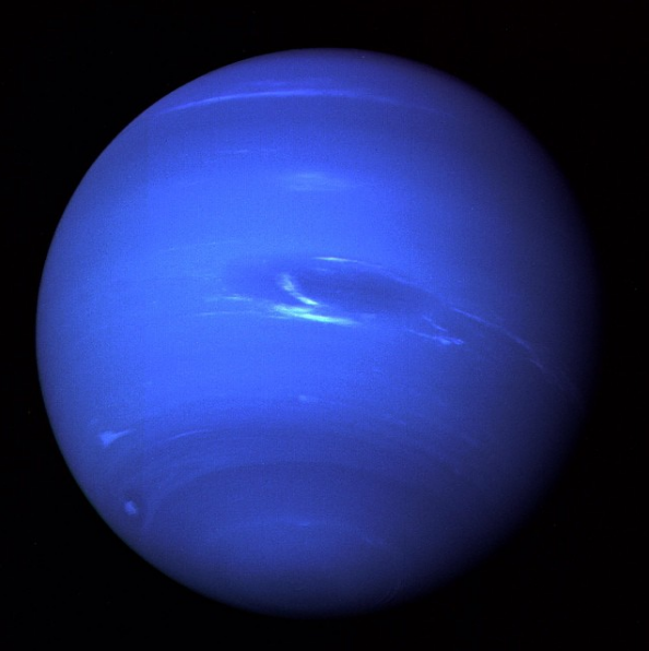 Immagine prodotta dalle ultime fotografie di Nettuno riprese dagli strumenti di Voyager2 nei filtri arancione e verde. Nettuno nel suo tipico colore blu.