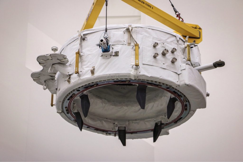 IDA-2 mentre viene stivato nel trunk di Dragon CRS-9. Credit: NASA