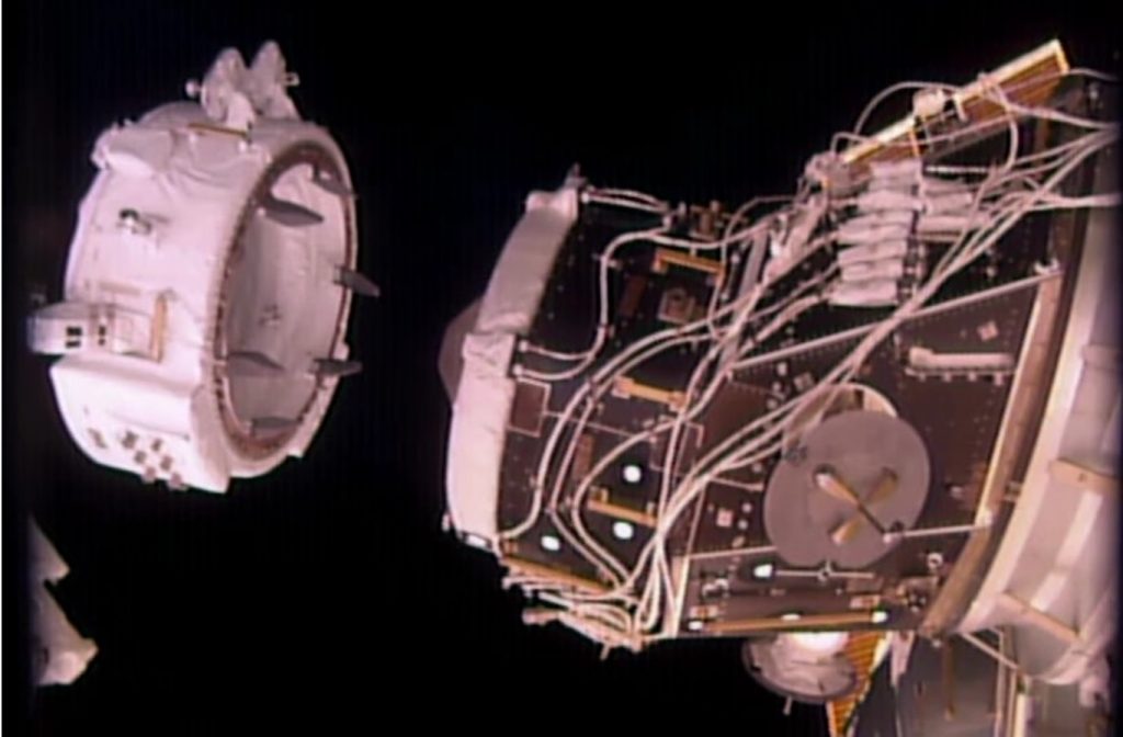 IDA-2 tenuto dal braccio Dextre in posizione di pre-installazione, fino a pochi minuti dall'inizio dell'EVA-36. (Credit: NASA/Johnson)