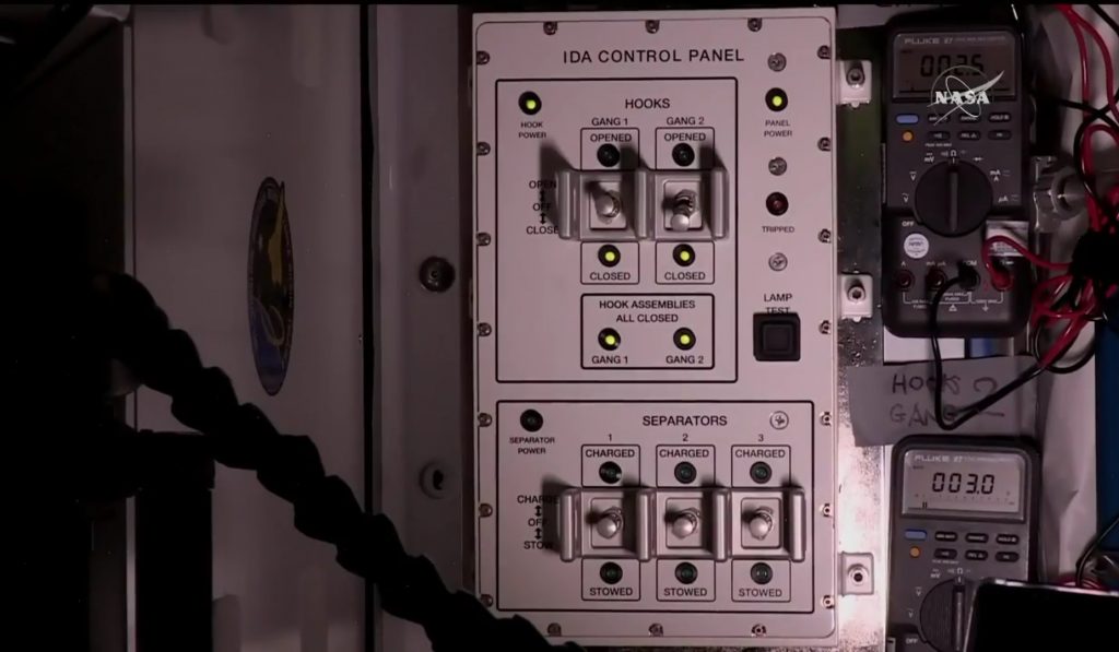 Il pannello di controllo di IDA-2. Le luci verdi segnalano che le due serie di ganci (gang 1 e 2) si sono regolarmente chiusi. (Credit: NASA TV)