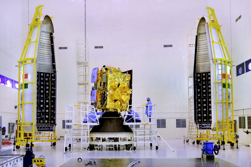 Il satellite INSAT-3DR poco prima di essere chiuso nel fairing del GSLV-F05. (C) ISRO.