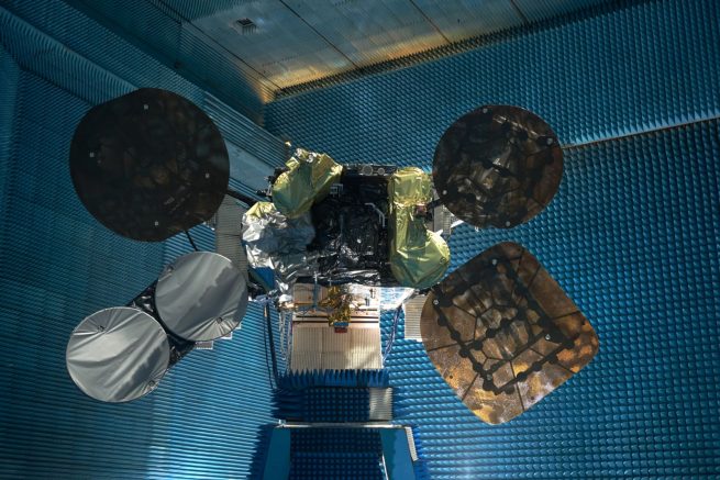 Il Satellite AMOS-6 durante i test finali. Creditt Amos-Spacecom (C) 