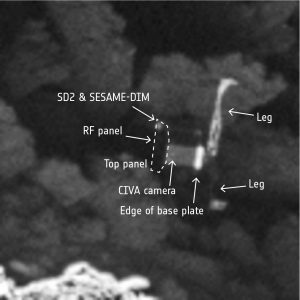 Immagine con annotazioni del lander Philae nella sua destinazione finale, ripresa da Rosetta il 2 settembre. Credits: ESA/Rosetta/MPS for OSIRIS Team MPS/UPD/LAM/IAA/SSO/INTA/UPM/DASP/IDA