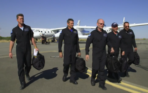 L'equipaggio al completo del test di volo. Credit virgin Galactic