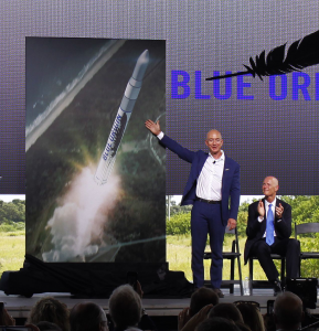 Jeff Bezos presenta il Very Big Brother durante una cerimonia al Pad 36 (Credit: Blue Origin)