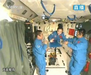 L'equipaggio di Shenzhou 10 a bordo di Tiangong-1 (Credit: Xinhua)