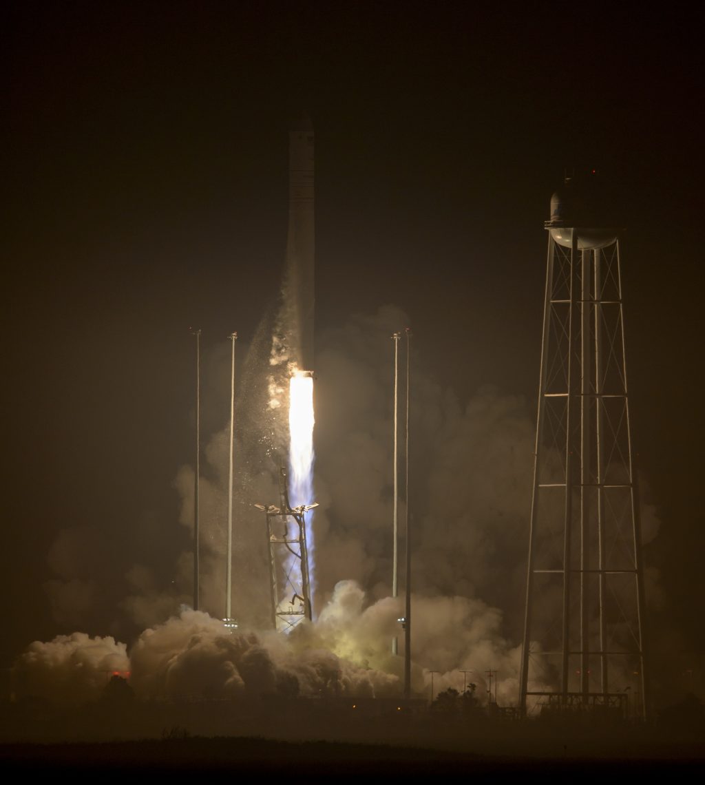 Il decollo del razzo Antares 230 con a bordo Cygnus CRS-5 per la missione OA-5 Credit: NASA/Bill Ingalls